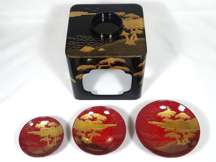 輪島塗 沈金師 小西寛 塗師 慶峰 合作 黒塗 沈金松図 屠蘇器揃 共箱 輪島塗 沈金師 小西寛 塗師 慶峰 合作 黒塗 沈金松図 屠蘇器